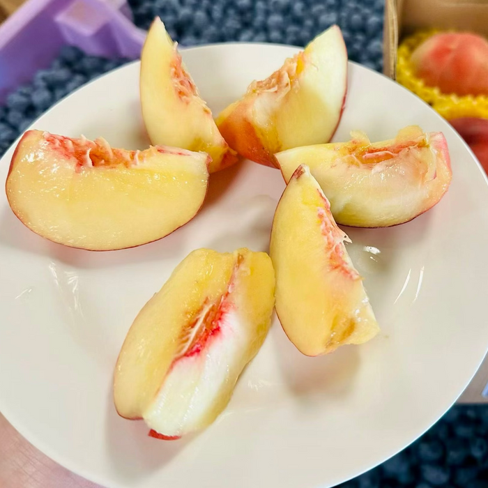 BC Okanagan Local White / Yellow Peaches. Freshly Grown in British Columbia (5/6/7ct/Box)